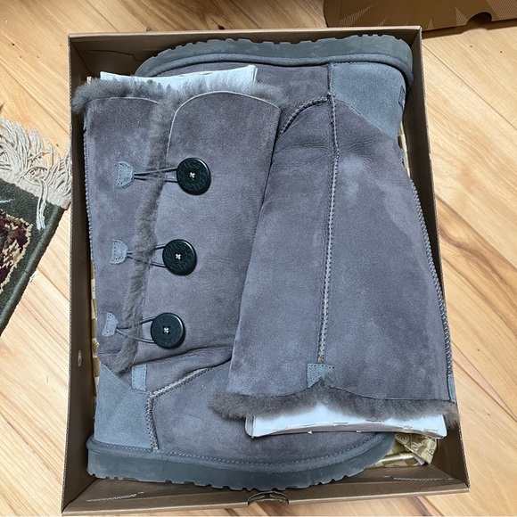 UGG Bailey Button Triplet Grey Boots. Lightly used in excellent condition. US 9 - Picture 1 of 9